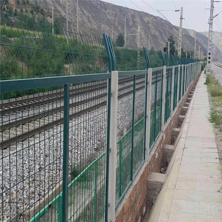 動(dòng)車鐵路防護(hù)柵欄圖片2