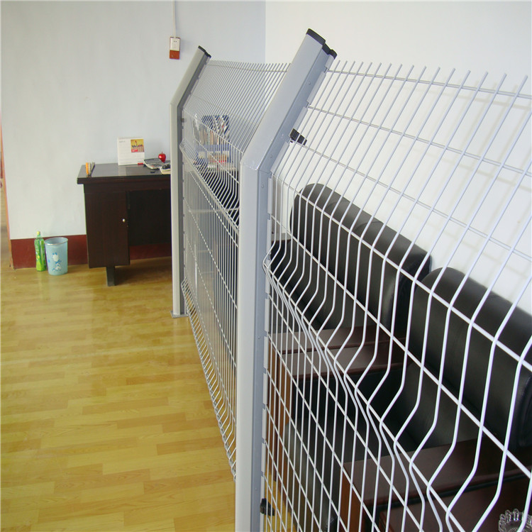 噴塑桃型柱折彎護欄網(wǎng)圖片3